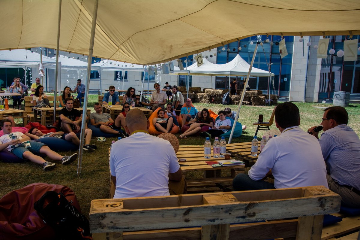 Előadások, kerekasztal-beszélgetések laza hangulatban •  Fotó: Barbócz Zsolt