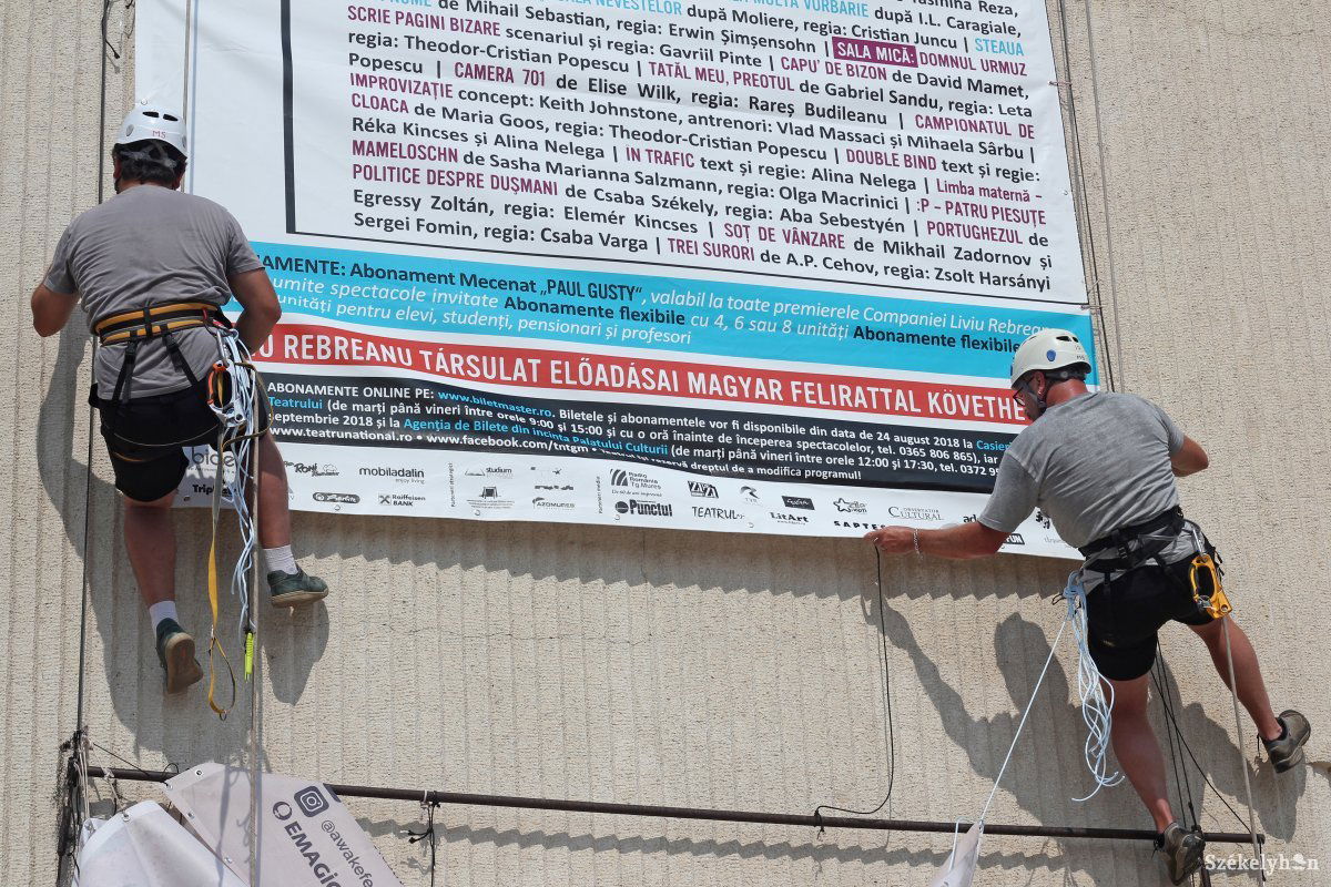 Hétfőn ragasztották fel a színház bejáratához a bemutatók óriásplakátját &bullet;  Fotó: Haáz Vince