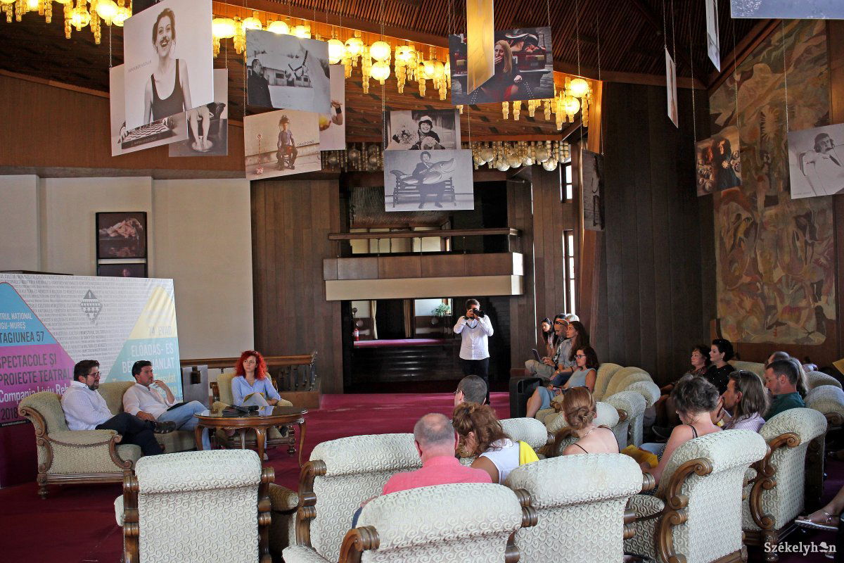 A Tompa Miklós Társulat színészei jelenlétében beszéltek az új évadról &bullet;  Fotó: Haáz Vince