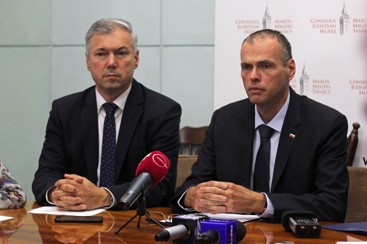 Péter Ferenc, a Maros megyei önkormányzat elnöke és Mihael Zupančič, a Szlovén Köztársaság bukaresti nagykövete. Az áldozatok hozzátartozóival találkoztak •  Fotó: Haáz Vince