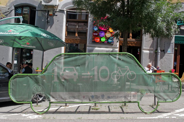 Segítik a kerékpározókat az autók uralta városban