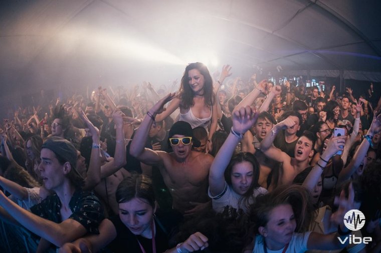 Napközben beszélgetések, délután koncertek, este bulik: ilyen volt a második Vibe Fesztivál