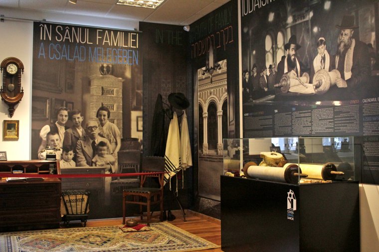 Tóratekercsek, fényképalbumok, lakberendezési tárgyak őrzik a zsidó közösség emlékeit