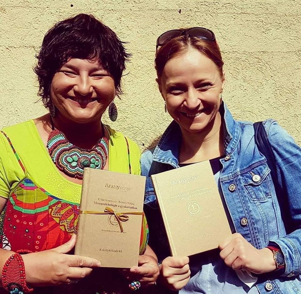 Kádár Annamária és Kerekes Valéria az arany színű kiadvánnyal 