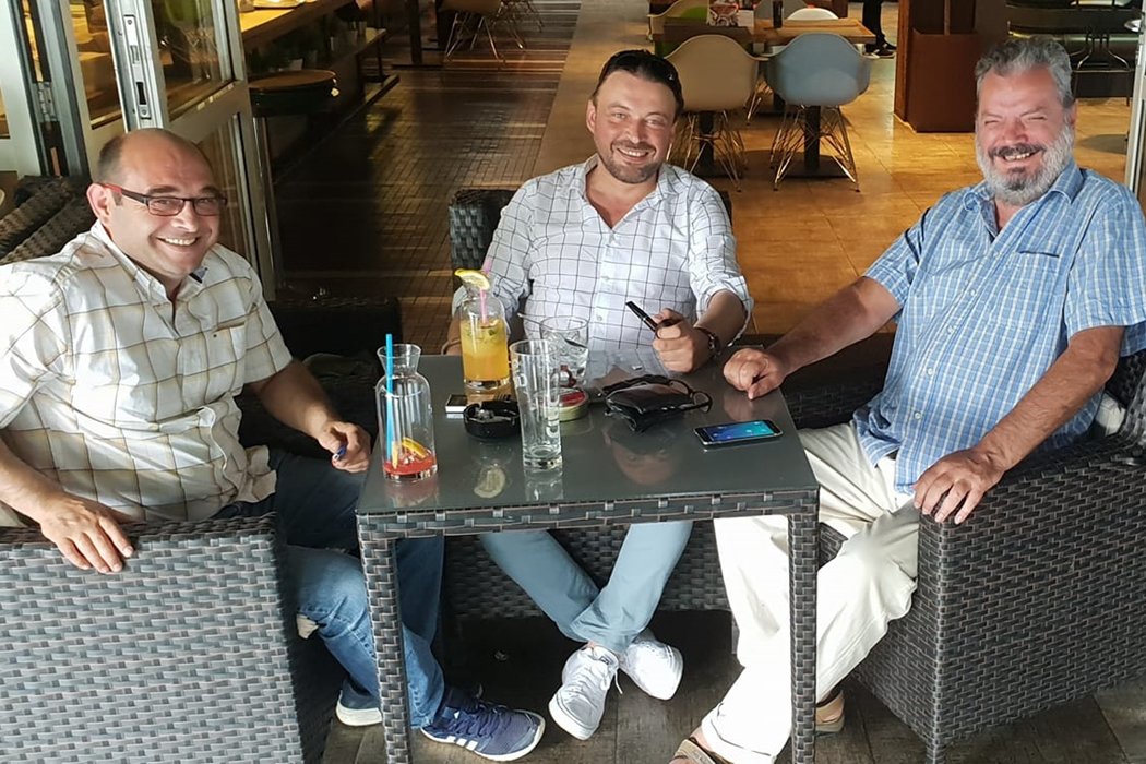 Sabin Gherman, Hermann Mark Christian és Eckstein-Kovács Péter: baráti beszélgetés vagy pártalapítás? &bullet;  Fotó: Mark Hermann Christian/Facebook