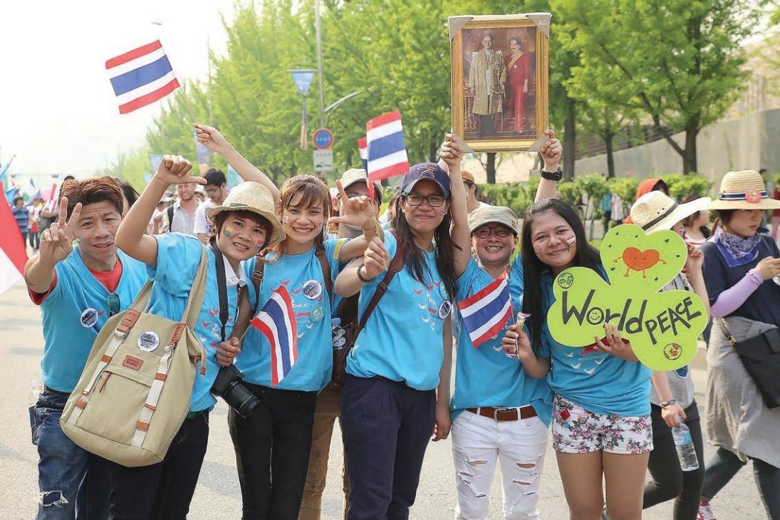Békeharcosok, vagy vallásos toborzók a csoport résztvevői? •  Fotó: HWPL.kr