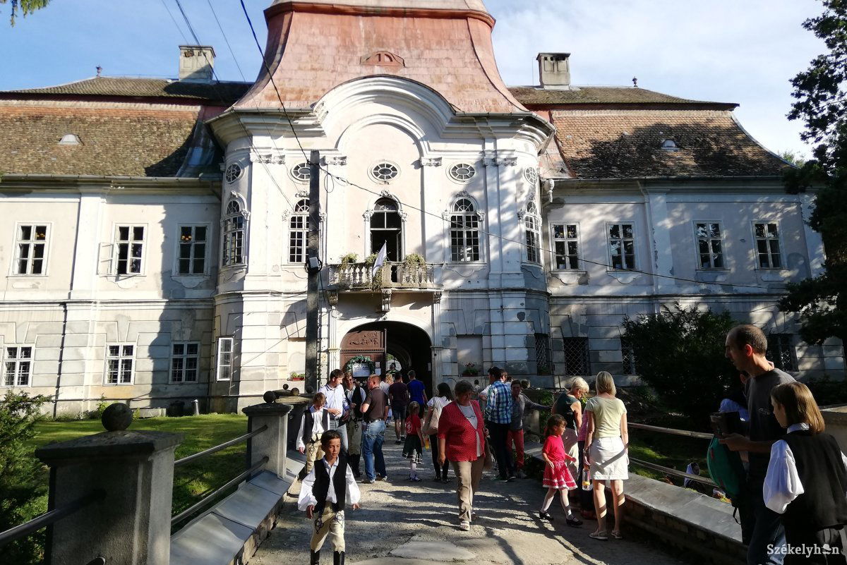 A gernyeszegi Teleki-kastély a helybélieket és a román látogatókat is vonzotta •  Fotó: Antal Erika