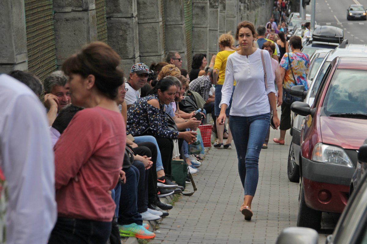 Több százan szorongtak az egyetem bejárata előtti utca mindkét járdáján •  Fotó: Haáz Vince