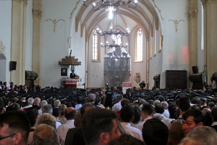 A vártemplomból ballagtak el a MOGYE magyar végzősei