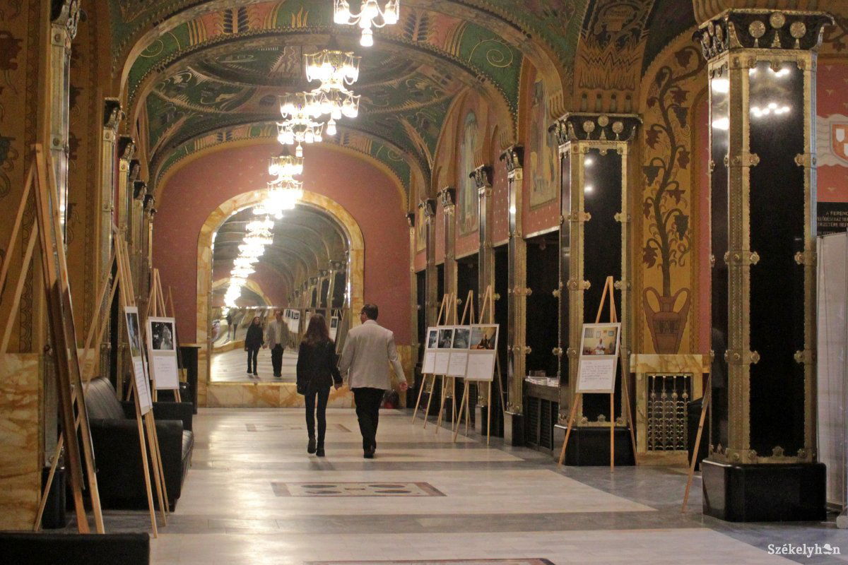 Tizenkét marosvásárhelyi személyiség portréjából nyílt kiállítás a Kultúrpalota előcsarnokában • Fotó: Haáz Vince
