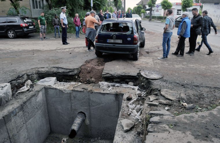 Betongödörbe esett egy autó – így néz ki a jármű a kiemelés után