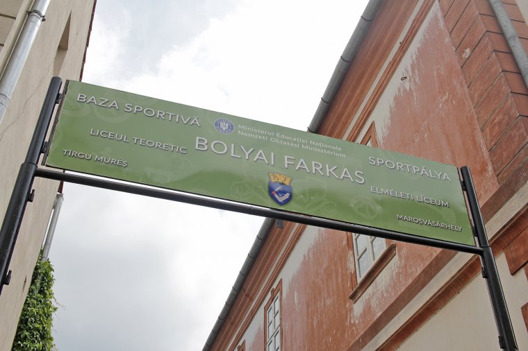 Elégedetlenséget szült a marosvásárhelyi sportbázis felújított kaputáblája: hiányolják róla Fülöp György nevét