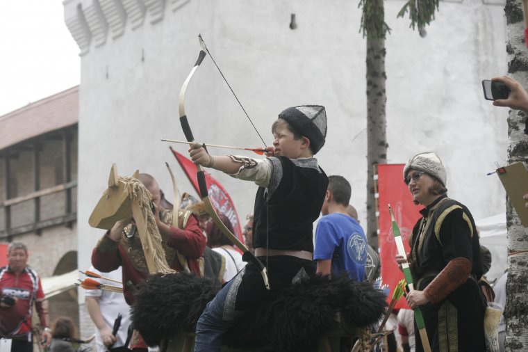 Több mint százan lőttek célba a vár legjobb íjásza címért