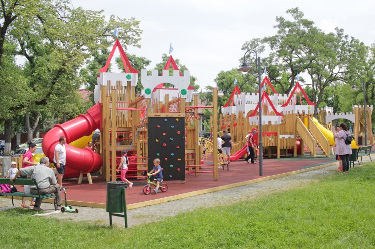 Új játszóteret építettek a a marosvásárhelyi vár mellett