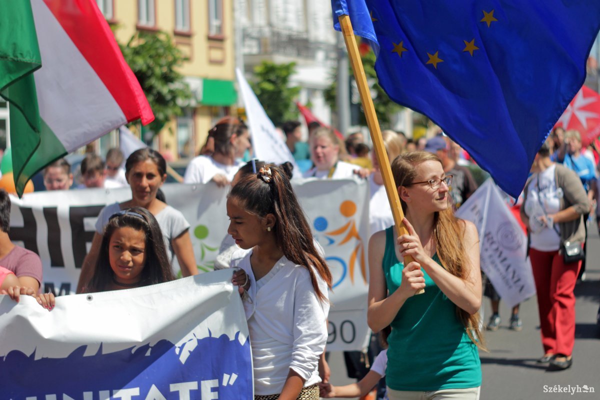 Szombaton tíz órakor a civilek felvonulnak a főtéren •  Fotó: Haáz Vince
