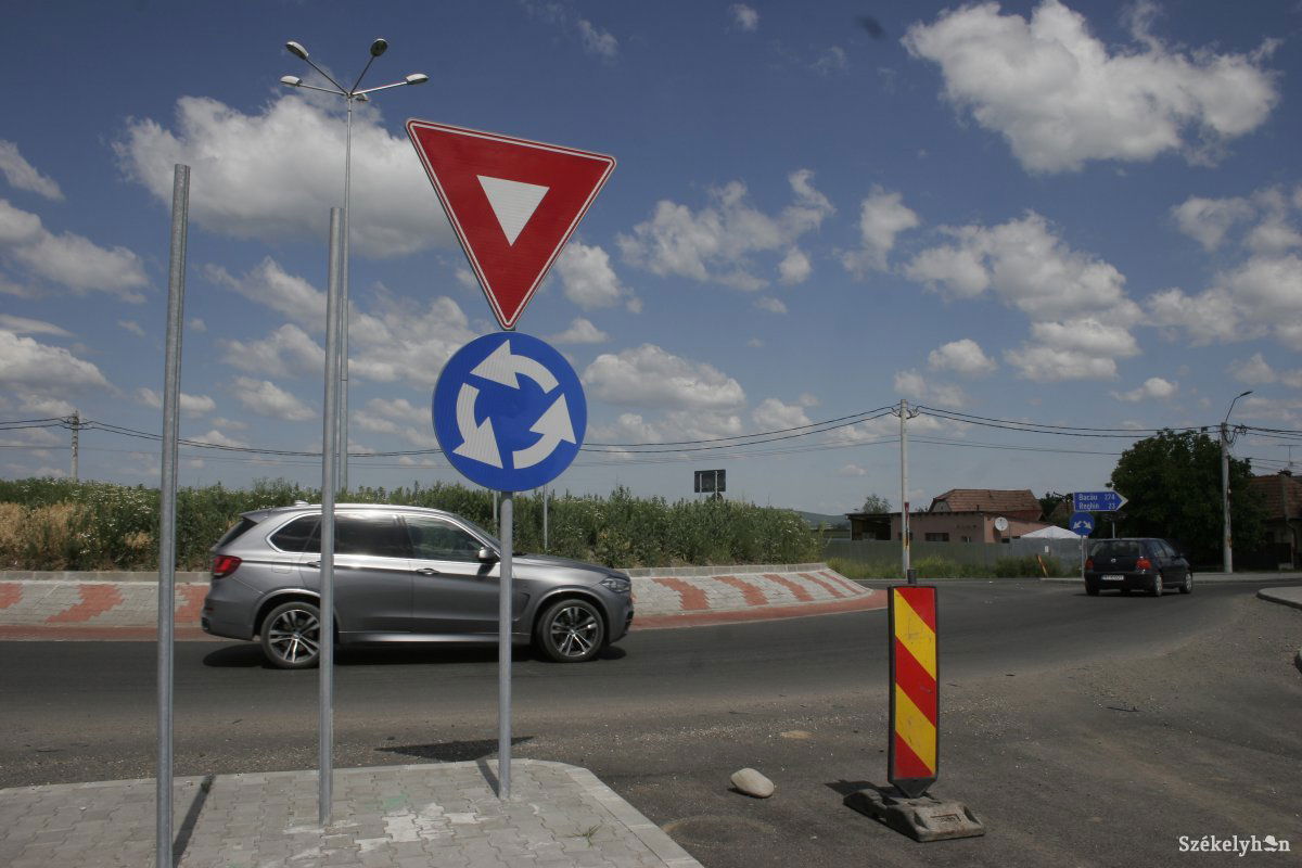 Nagyernyénél van már egy körfogalom •  Fotó: Gálna Zoltán
