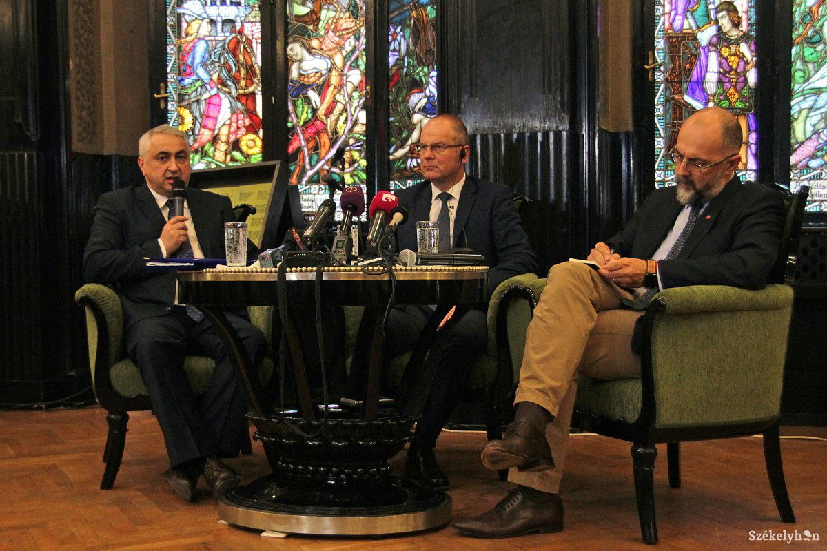 Valentin Popa, Navracsics Tibor és Kelemen Hunor Marosvásárhelyen &bullet;  Fotó: Haáz Vince