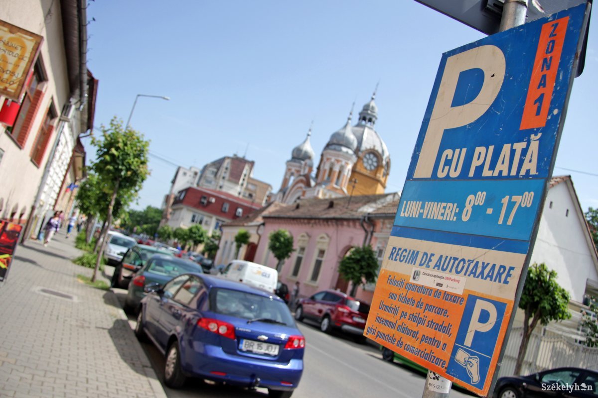 Sokat hozó szabályzó. Jelentős bevételre tettek szert a marosvásárhelyi önkormányzatnál a parkolódíjak visszaállítása után •  Fotó: Haáz Vince