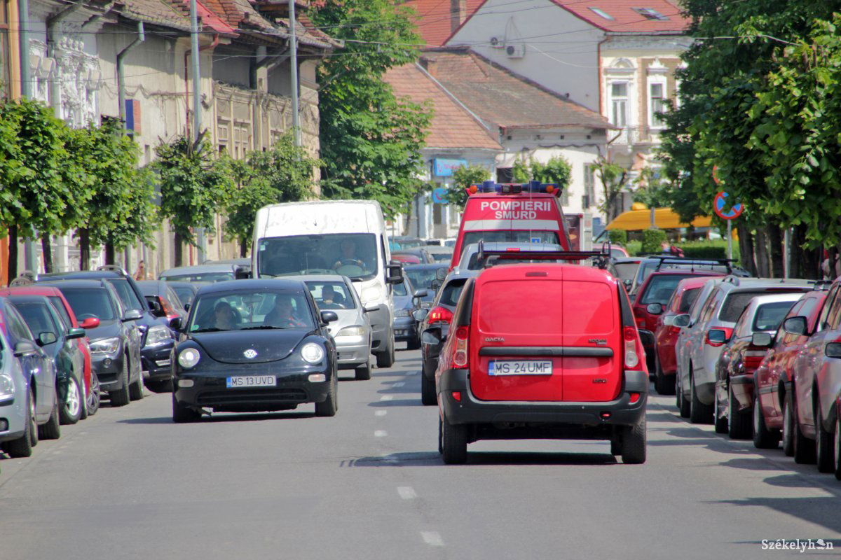 Sok autó, nehézkes közlekedés. Erre keresi a megoldást Marosvásárhely. Képünk illusztráció •  Fotó: Haáz Vince