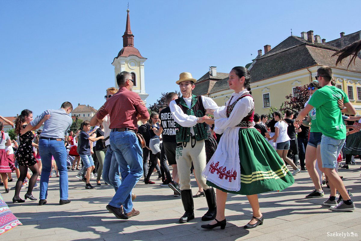 A korábbi években Marosvásárhely közterein tartott villámcsődületeket a Maros Művészegyüttes •  Fotó: Haáz Vince
