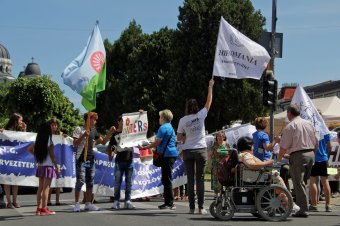 Részmegoldás született, egy havi támogatást kapnak meg