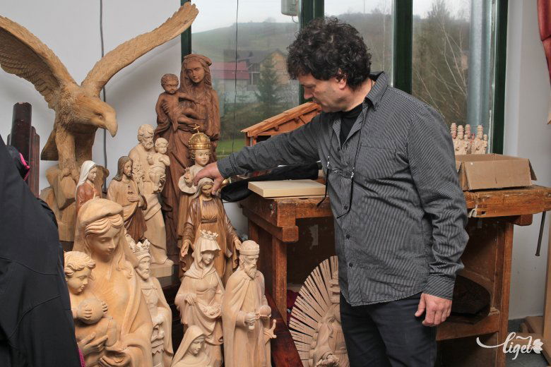 Kegyszobrokat farag leggyakrabban a marosszentannai mester •  Fotó: Haáz Vince