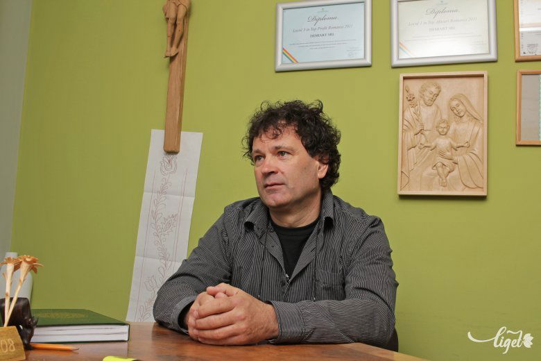 Demeter József lassan húsz éve alapította fafargó cégét •  Fotó: Haáz Vince
