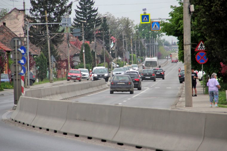 Kompromisszum a balesetek után: marad a veszélyes fal, de legalább szerelnek jelzőlámpákat