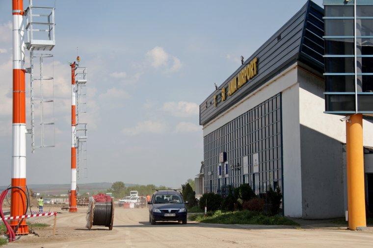 Pénzt adtak árvízvédelmi munkálatokra és útjavításra, növelték a reptéri díjakat