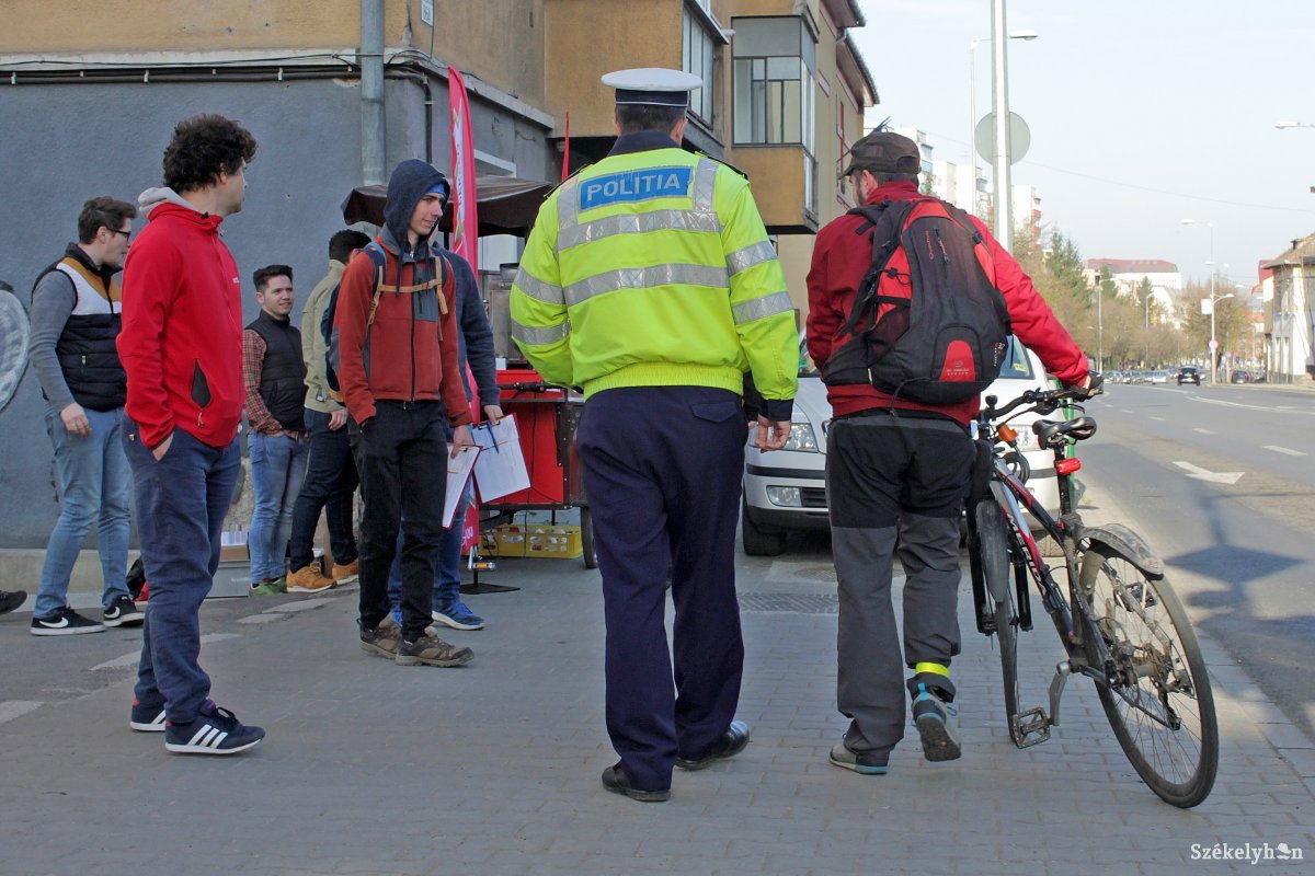 A rendőrség munkatársai is kiveszik részüket a figyelemfelkeltő akcióból •  Fotó: Haáz Vince