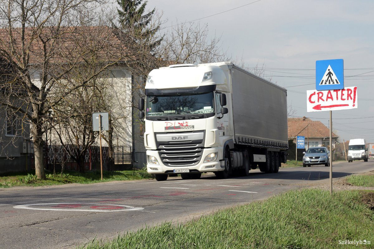 Sebességkorlátozás van, de a teherautóvezetők egy része ezt nem tartja be •  Fotó: Haáz Vince