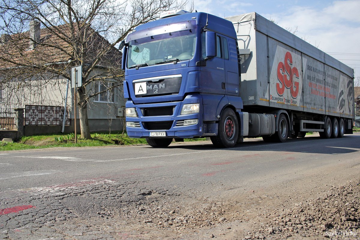 Az Ákosfalva-Nyárádtő közötti útszakaszra igencsak ráfér a felújítás &bullet;  Fotó: Haáz Vince