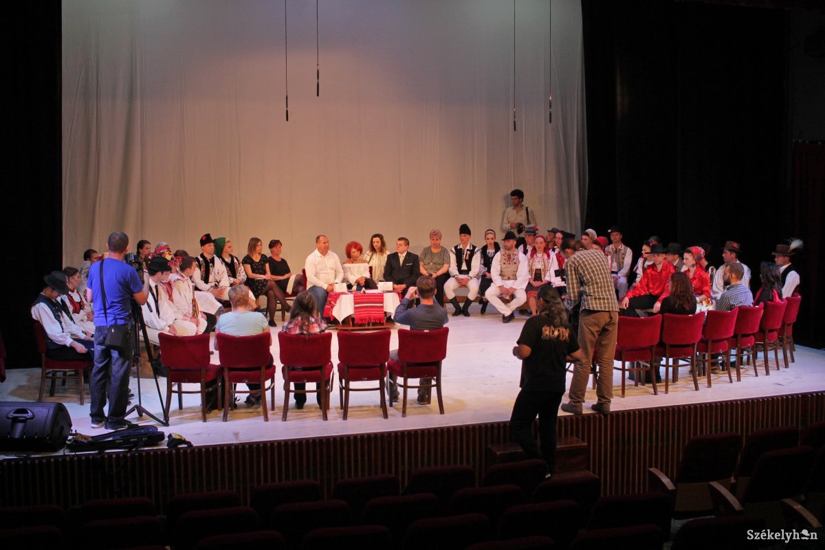 Magyar és román népviseletbe öltözött táncosok a Maros Művészegyüttes színpadán &bullet;  Fotó: Haáz Vince