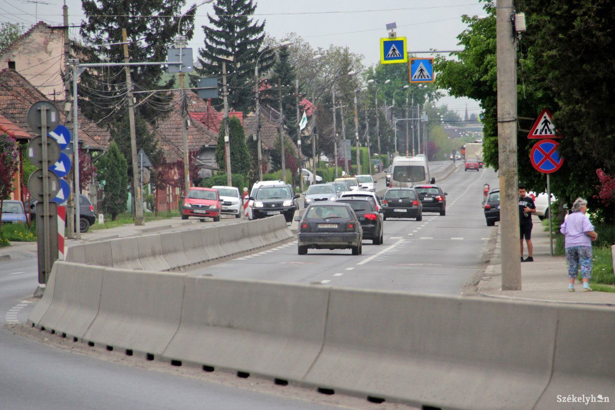 A 2,4 kilométer hosszú betonfal miatt sok baleset van a településen •  Fotó: Haáz Vince