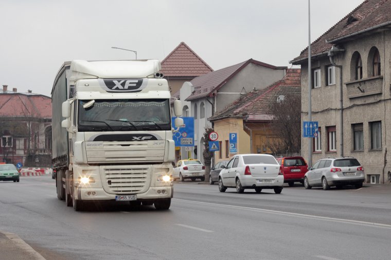 Tiltakozással fenyegetnek a fuvarozók, ha a bukaresti kormány nem szab árplafont a kötelező felelősségbiztosításnak