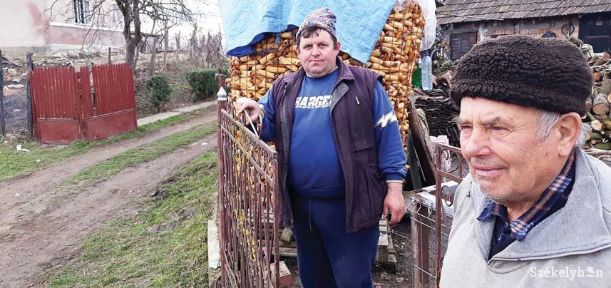Varga István és nagybátyja, Varga József, az autópálya tőszomszédjai •  Fotó: Szucher Ervin