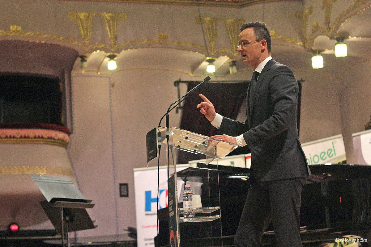 Szijjártó Péter a 25. marosvásárhelyi Tudományos Diákköri Konferencia megnyitóján •  Fotó: Haáz Vince