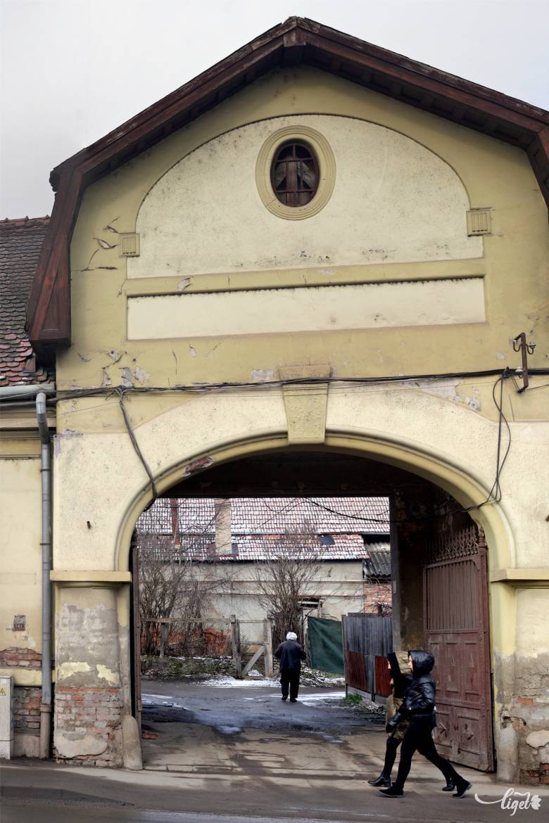 Ezen a kapun jártak be az egykori dolgozók •  Fotó: Haáz Vince