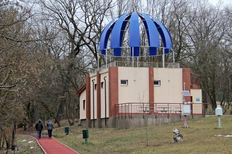 Planetáriumot és csillagvizsgálót terveznek a Somostetőre