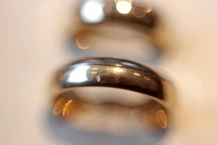 Román nők segédkeztek a migránsokat álházasság útján Európába juttató embercsempészeknek