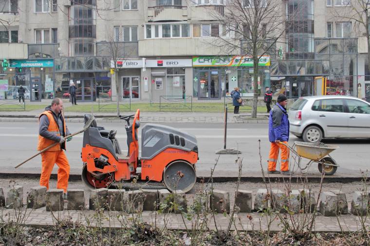 Így is lehet a zsúfolt forgalmon segíteni: meghosszabbítják a közlekedési sávot