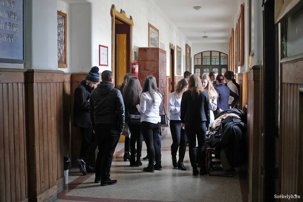 Még felújítás előtt a Bolyai Farkas Elméleti Líceum folyosója: 2018 februárjában már szerveztek szóbeli érettségit Romániában •  Fotó: Haáz Vince