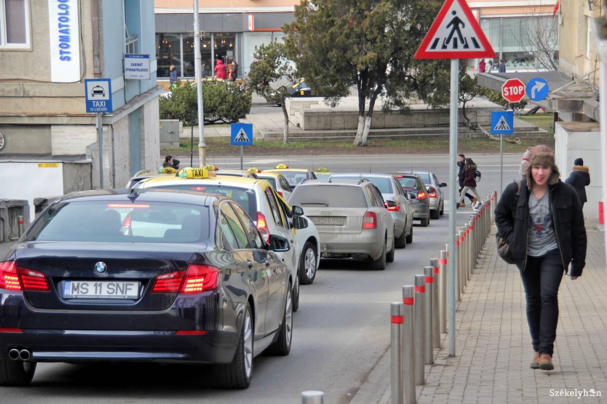 Jelentősen megnőtt a behozott gépjárművek száma, így egyre nehezebb parkolóhelyet találni •  Fotó: Haáz Vince