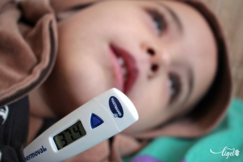 A kicsi nyűgös, a szülő a rendszeres munkahelyi hiányzások miatt egyre feszültebb, miközben aggódik is •  Fotó: Haáz Vince