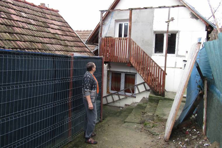 Nem érti, hogy miért épp az ő hevenyészett kerítése szúr szemet a hatóságoknak