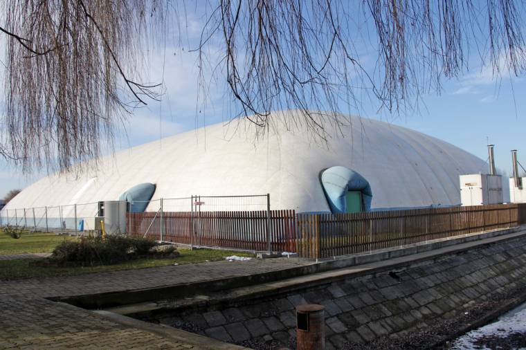 Úszómedence helyett teniszpályákat födnek be a víkendtelepi „ballonnal”