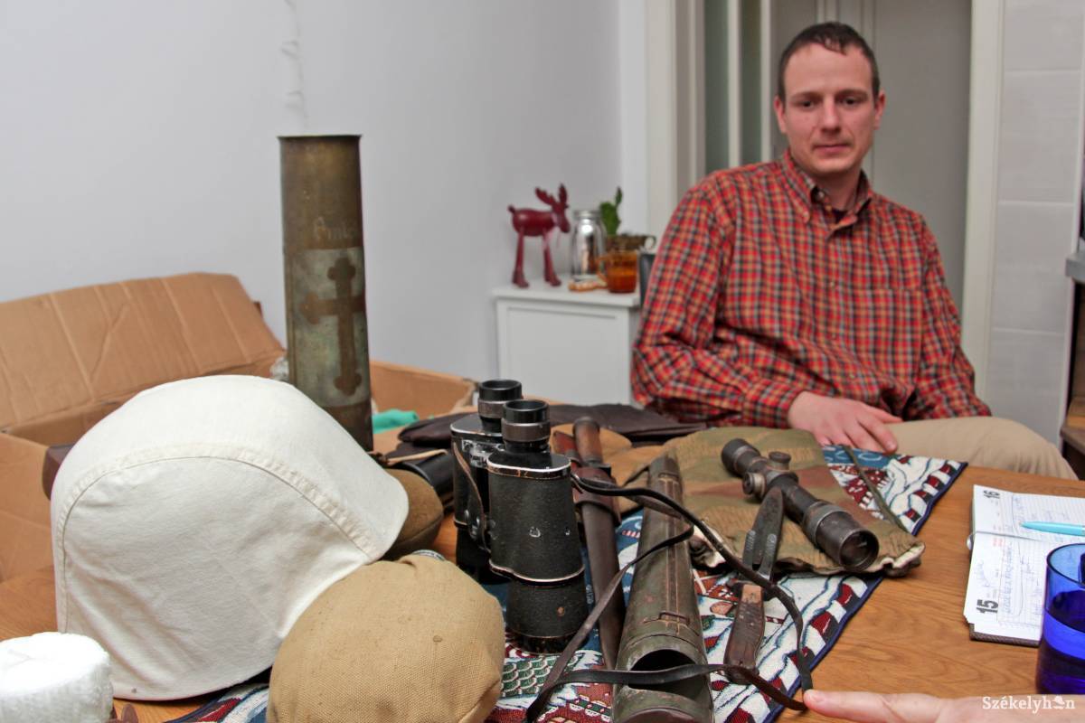 Benkő József gyűjteménye darabjairól beszél, érdekes történet kötődik valamennyihez •  Fotó: Haáz Vince