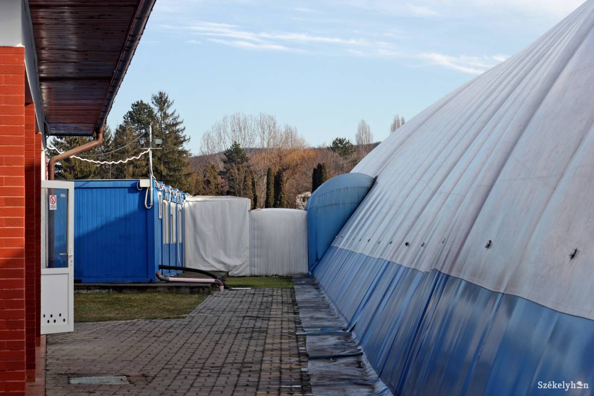 Egyelőre helyén marad az uszodasátor •  Fotó: Haáz Vince