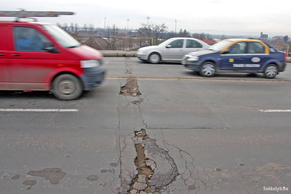 (Képünk illusztráció)
A Gorj megyei utakat és hidakat ellenőrzik a szakemberek a földrengés után •  Fotó: Haáz Vince