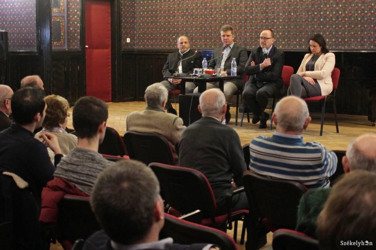 Németh Zsolt Pálosi Csaba, EMNP-elnök, Soós Zoltán múzeumigazgató és Kozma Mónika, a megyei tanácselnök tanácsadója társaságában beszélt a román-magyar kapcsolatok aktualitásáról •  Fotó: Haáz Vince